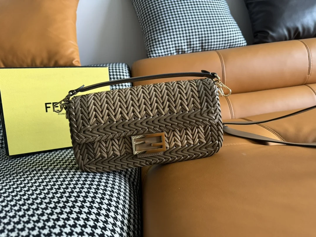1-2062 Fendi Baguette Woven Leather Bag 27cm - Image 1