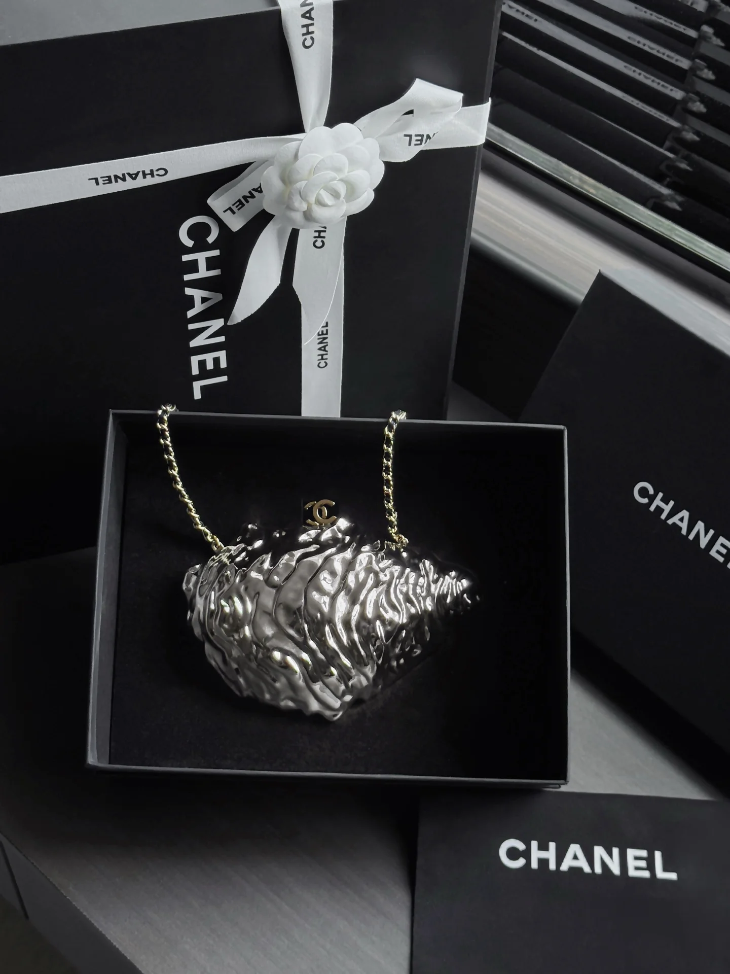 1-208 Chanel Silver Oyster Evening Bag - Image 1