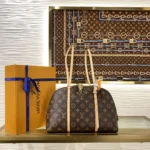 Louis Vuitton Squire Bag Monogram M28951
