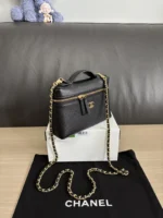 Chanel Vanity Case with Chain Small 19cm - Image 3