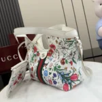 Gucci Giglio Flora Print Tote Bag with Pouch - Image 3