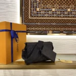Louis Vuitton Gaston Wearable Wallet Taurillon Black M81115 - Image 3