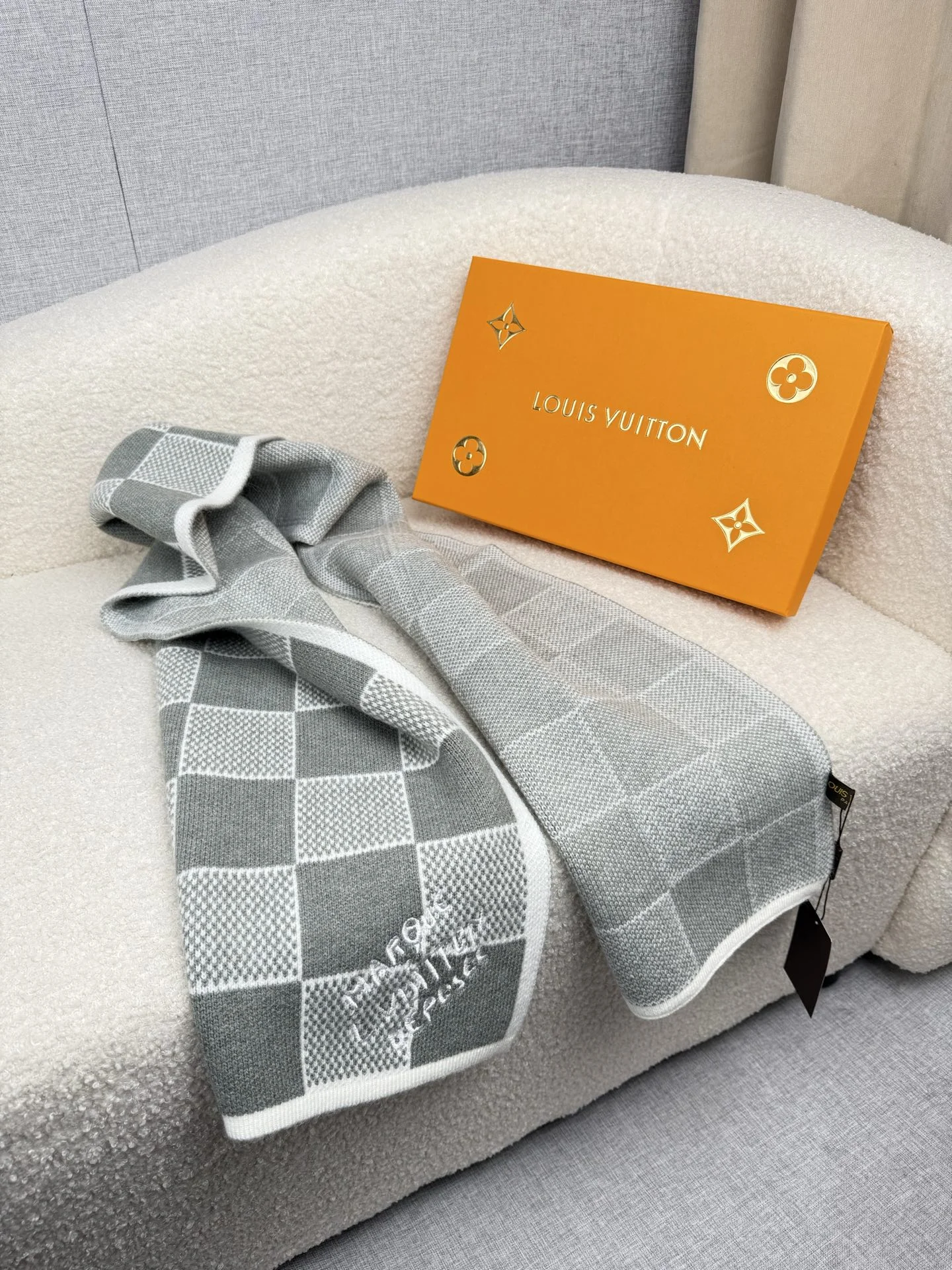 5-1760 Louis Vuitton Damier Heritage Knit Wool Scarf - Image 1