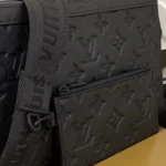 Louis Vuitton Gaston Wearable Wallet Taurillon Black M81115 - Image 5