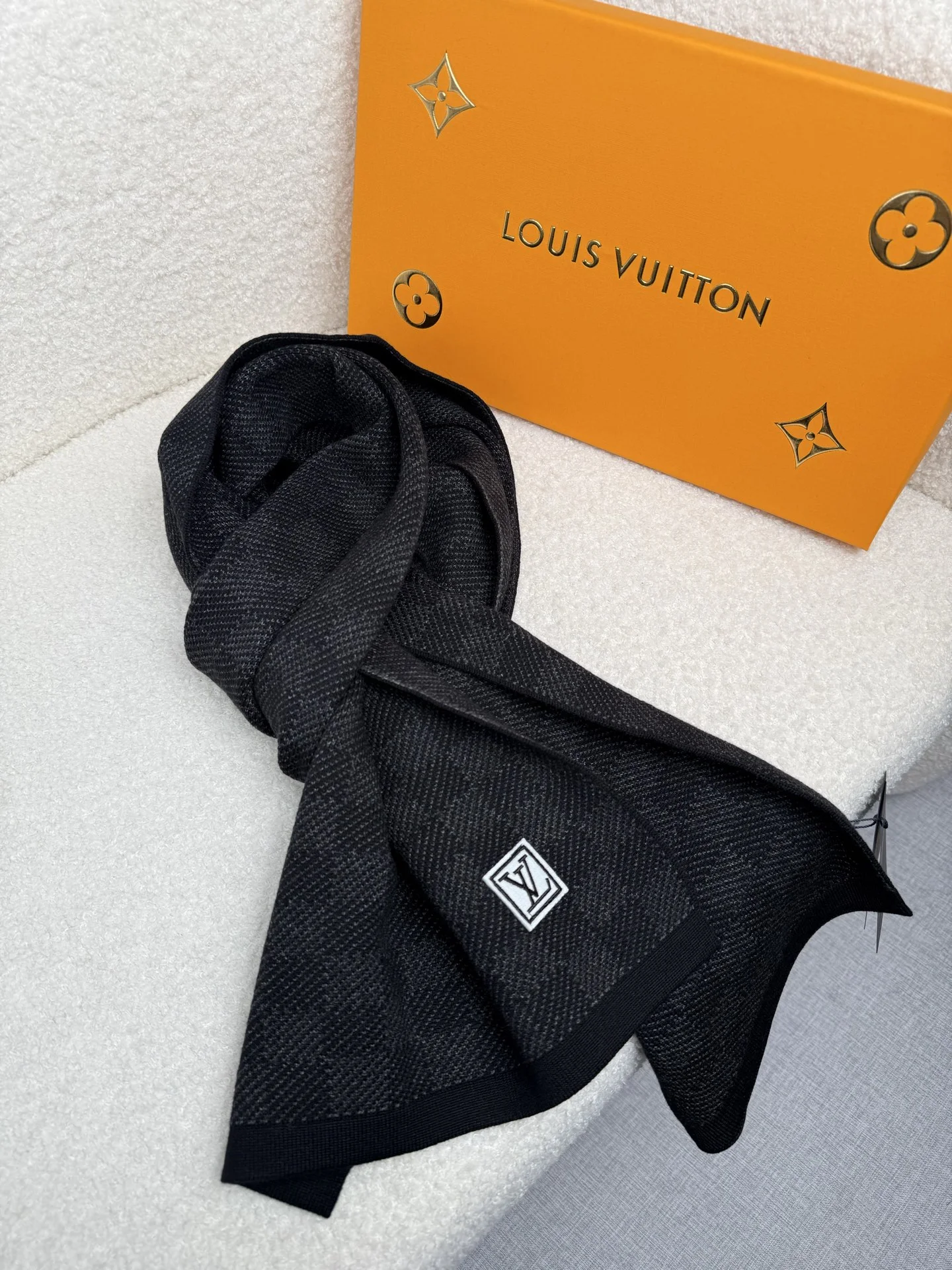 7-1733 Louis Vuitton Petit Damier Knit Wool Scarf - Image 1