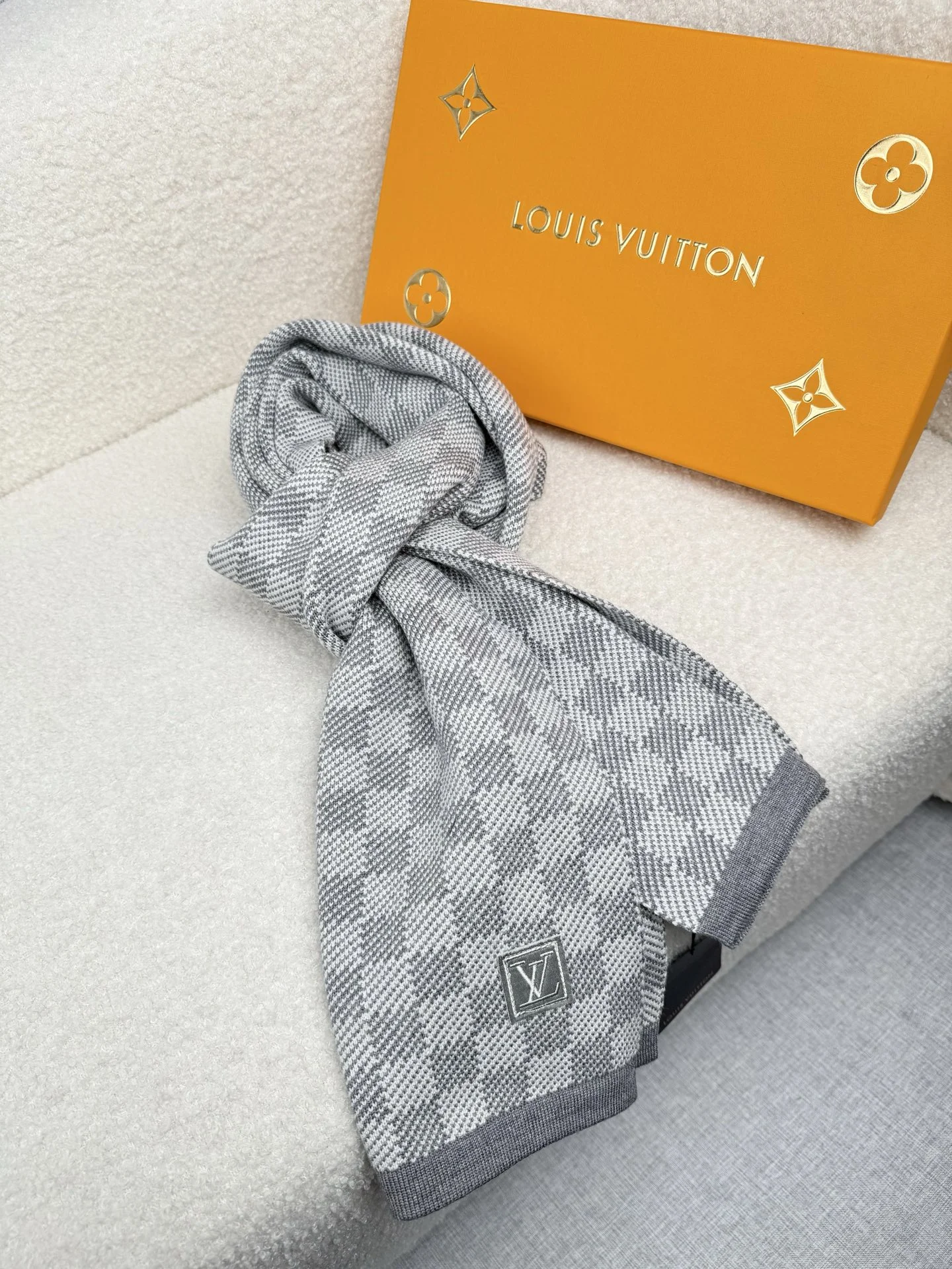 8-1734 Louis Vuitton Petit Damier Knit Wool Scarf - Image 1