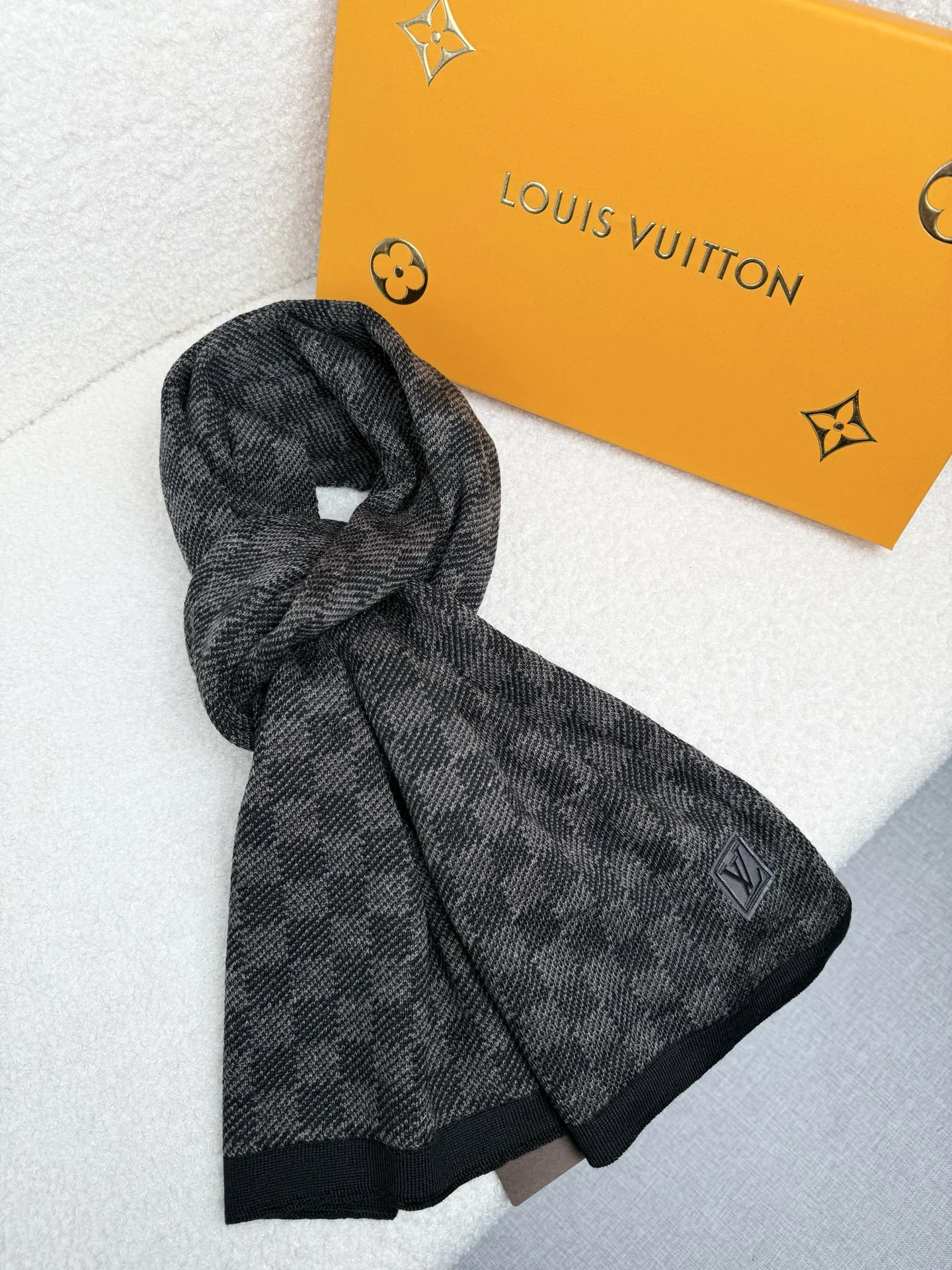 8-1744 Louis Vuitton Petit Damier Knit Wool Scarf - Image 1